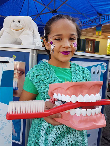 Rückblick  2016 – Info-Stand zum „Tag der Zahngesundheit“ beim Enkendorfmarkt in Wehr / Kinderschminken mit Gabi Morath